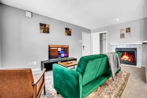 Spacious 2BR Apartment with Pool and Gym Apartment in Arlington