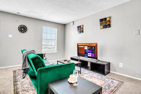 Spacious 2BR Apartment with Pool and Gym Apartment in Arlington