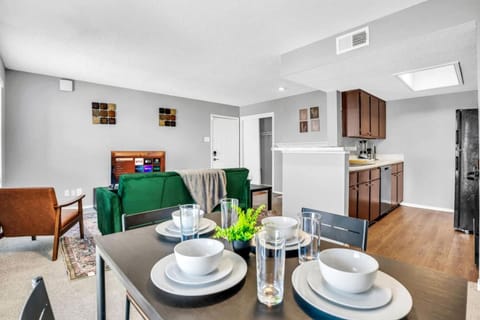 Spacious 2BR Apartment with Pool and Gym Apartment in Arlington