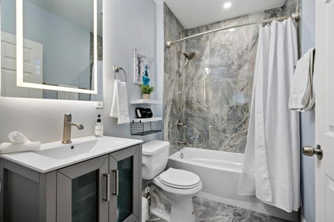 King Bed Suite With Free Parking, Step Free Access Apartment in East Liberty