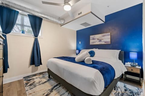King Bed Suite With Free Parking, Step Free Access Apartment in East Liberty