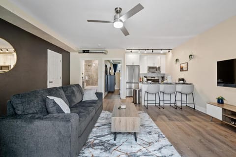 King Bed Suite With Free Parking, Step Free Access Apartment in East Liberty