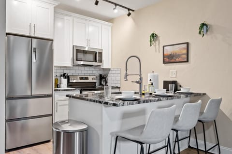 King Bed Suite With Free Parking, Step Free Access Apartment in East Liberty