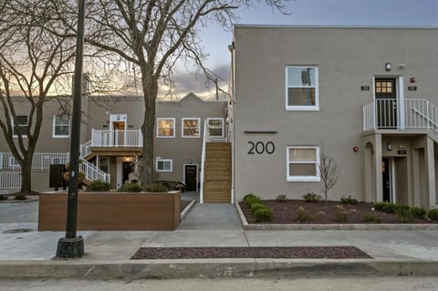 King Bed Suite With Free Parking, Step Free Access Apartment in East Liberty