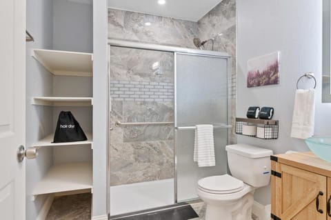 Upscale King Bed Suite ADA with Free Parking Apartment in East Liberty