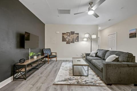 Modern King Bed Suite with Free Parking Apartment in East Liberty