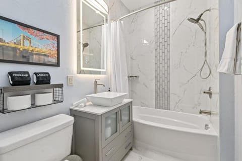 Modern King Bed Suite with Free Parking Apartment in East Liberty