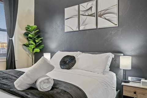 Upscale 2BR suite With Free Parking and Walkable Area Apartment in East Liberty