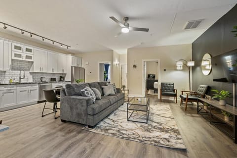 Upscale 2BR suite With Free Parking and Walkable Area Apartment in East Liberty