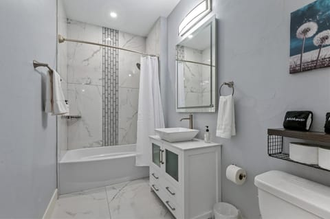 Upscale 2BR suite With Free Parking and Walkable Area Apartment in East Liberty