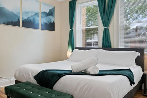 3 Story home with 11 beds, super close to Pitt and CMU House in Pittsburgh