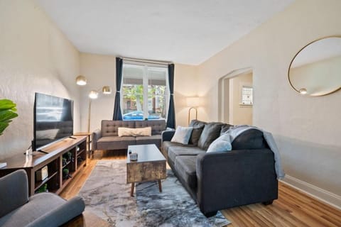 3 Story home with 11 beds, super close to Pitt and CMU House in Pittsburgh