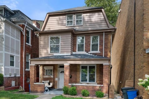 3 Story home with 11 beds, super close to Pitt and CMU House in Pittsburgh