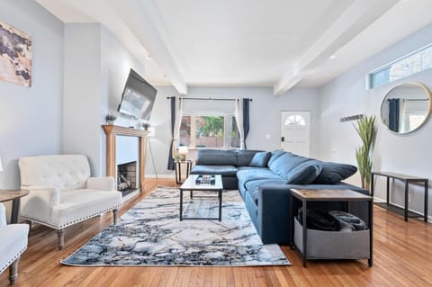 3 BR home, steps from Walnut Street with Free parking House in Shadyside