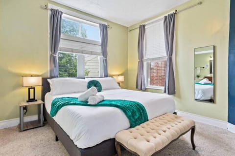 3 Story home with 10 beds and Free off street parking House in East Liberty