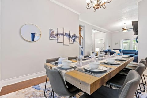 3 Story home with 10 beds and Free off street parking House in East Liberty