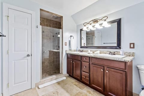 3 Story home with 10 beds and Free off street parking House in East Liberty