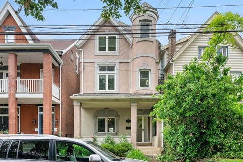 3 Story home with 10 beds and Free off street parking House in East Liberty