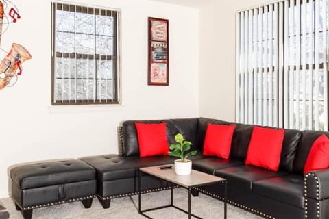 Spacious 1-Bedroom Condo with Kitchen, Free Parking and Fitness Center Apartment in Albany