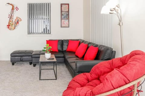 Spacious 1-Bedroom Condo with Kitchen, Free Parking and Fitness Center Apartment in Albany