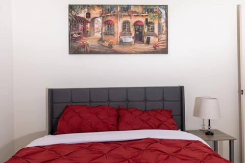 Spacious 1-Bedroom Condo with Kitchen, Free Parking and Fitness Center Apartment in Albany