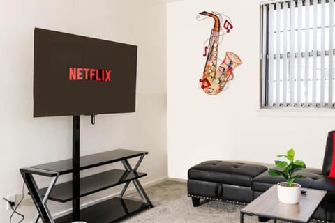 Spacious 1-Bedroom Condo with Kitchen, Free Parking and Fitness Center Apartment in Albany