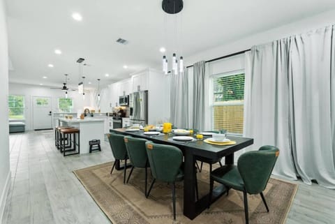 Houston Family Home with Gazebo, Fire Pit and Free Parking ,Near Downtown House in Houston