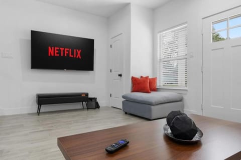 Houston Family Home with Gazebo, Fire Pit and Free Parking ,Near Downtown House in Houston