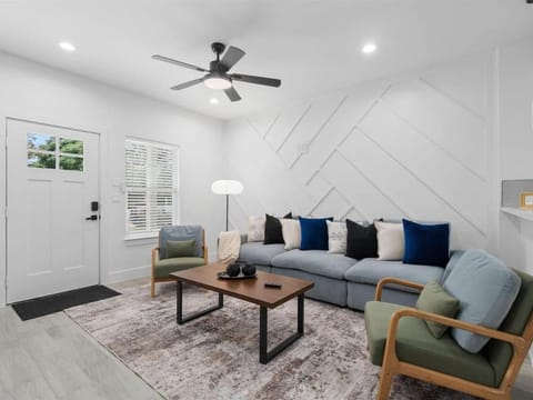 Houston Family Home with Gazebo, Fire Pit and Free Parking ,Near Downtown House in Houston