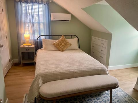 Altavista House - Renovated, Charming, & Walkable House in Charlottesville