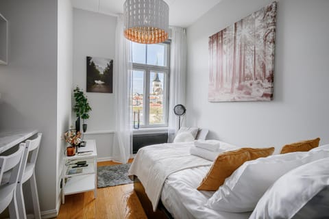 Bed, TV and multimedia, Living room, Seating area