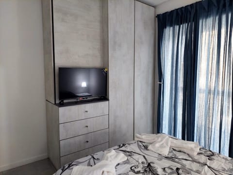 Bed, TV and multimedia, Bedroom, wardrobe