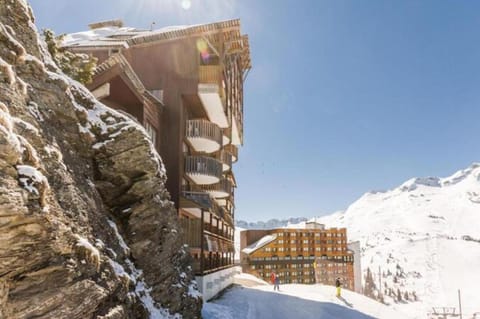 Property building, Day, Natural landscape, Winter, Mountain view