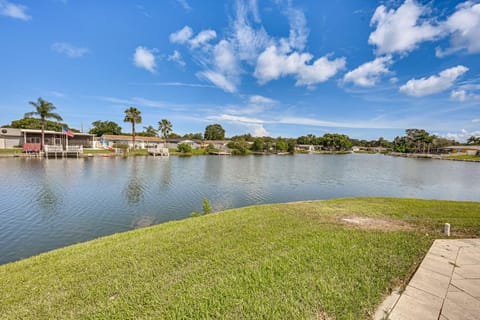 Sunset Views and Hot Tub Lakefront Holiday Retreat! House in Holiday