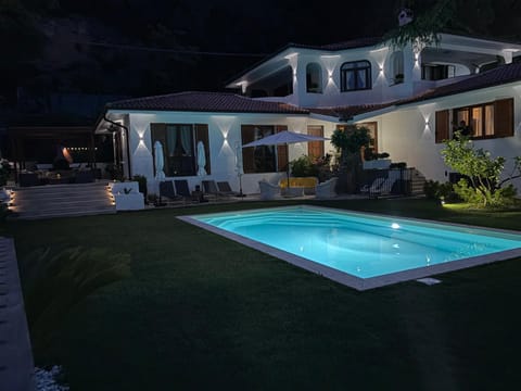 Property building, Garden, Swimming pool