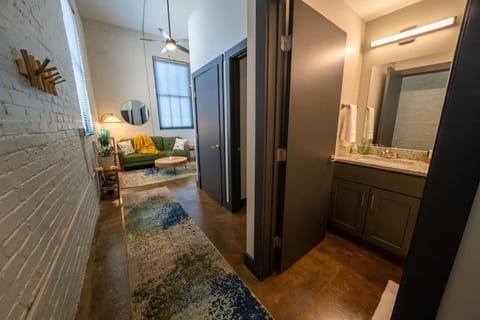 King bedroom Apartment - River - Brewery - Downtown Apartment in Shenandoah Valley