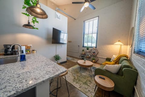 King bedroom Apartment - River - Brewery - Downtown Apartment in Shenandoah Valley