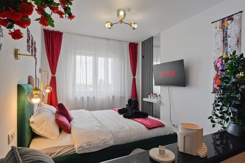 Bed, TV and multimedia, Bedroom