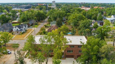 Park Springs Row- Walk to Downtown-Luxury Living House in Rogers