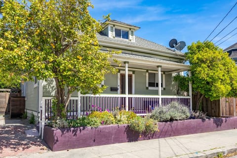 6BD Downtown House Walk to Beach Boardwalk House in Santa Cruz