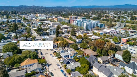6BD Downtown House Walk to Beach Boardwalk House in Santa Cruz