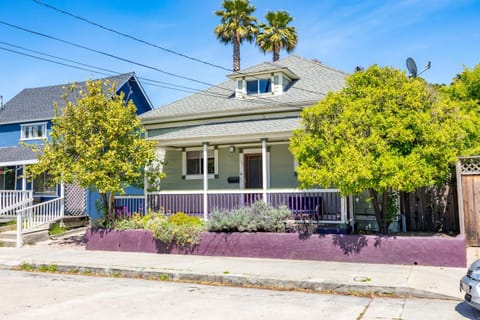 6BD Downtown House Walk to Beach Boardwalk House in Santa Cruz