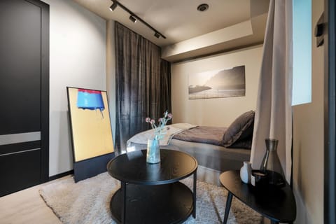 Bed, TV and multimedia, Living room, Photo of the whole room, Seating area, Bedroom