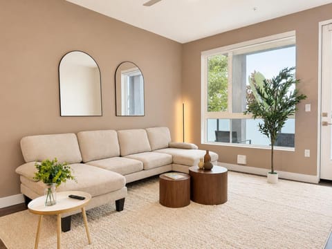 TV and multimedia, Living room, Seating area, Evening entertainment