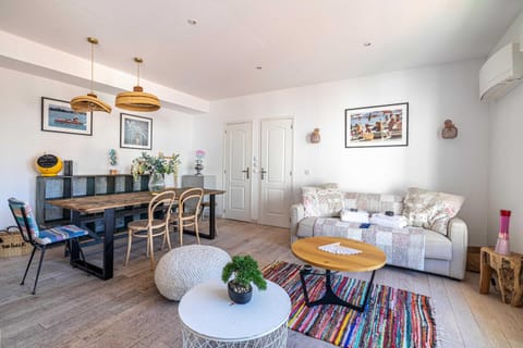 Bed, Living room, Photo of the whole room, Seating area, Dining area, Bedroom, air conditioner