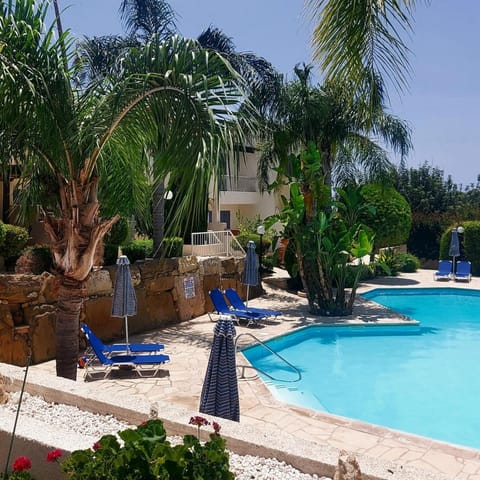 Garden view, Pool view, Swimming pool, sunbed