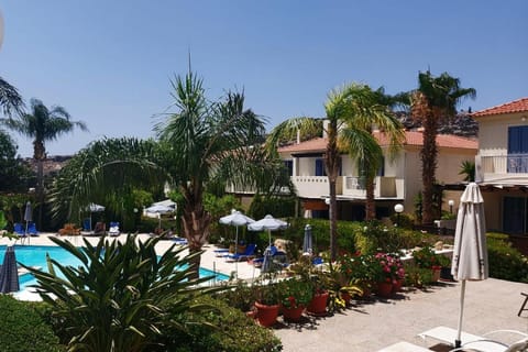 Property building, Garden, Garden view, Pool view, Swimming pool, sunbed