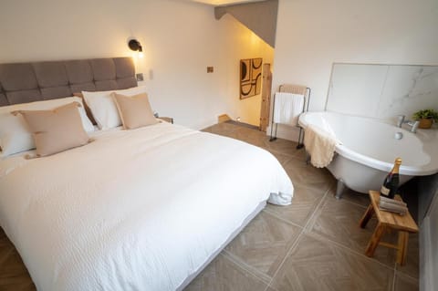 Bed, Bedroom, Bath, towels