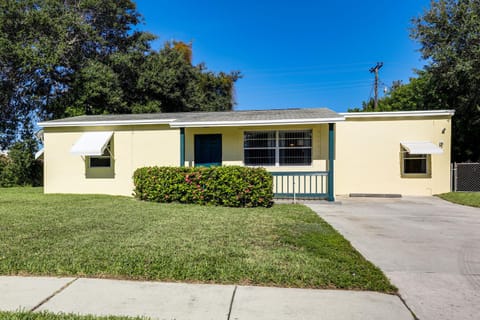 2 Mi to Shore Riviera Beach Retreat with Yard House in Riviera Beach