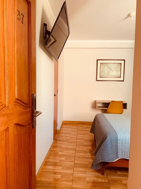 Bed, TV and multimedia, Photo of the whole room, Bedroom